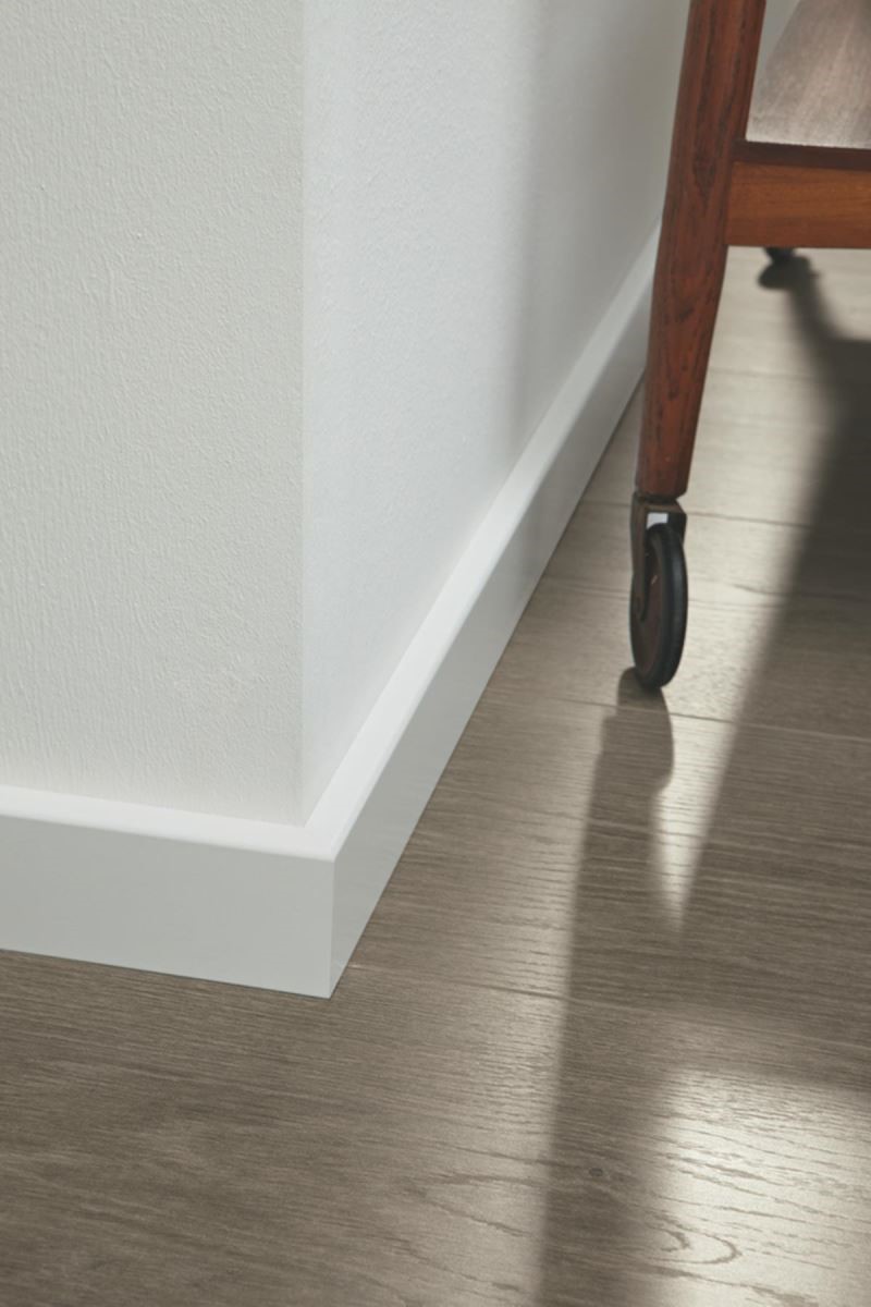 超耐磨木地板表面的「耐磨層」以天然的三聚氰胺樹脂製成，可以防止尖銳物品的碰撞與刮痕。