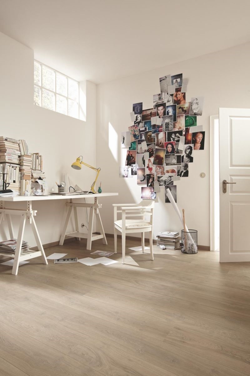 實木複合地板的天然獨特木紋，彰顯出空間的質樸底蘊。