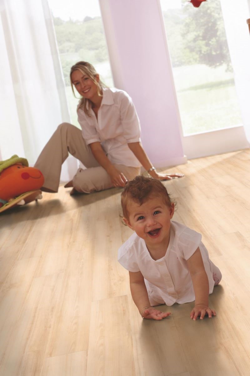 德製木地板堅持不使用塑化劑與 PVC 等有毒物質與致癌成分，造就居者安心的健康生活環境。