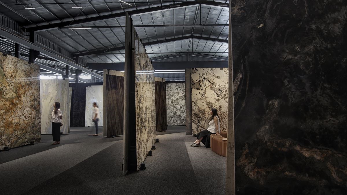 承豪石材公司總經理陳博崑表示，三十世代的消費群在選購商品前，普遍會透過網路評價來選擇商家，網路行銷儼然成為品牌經營重要策略。