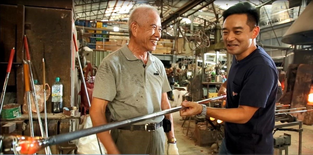 設計家當家主持人岑永康挑戰製作玻璃的 1500 度高溫。