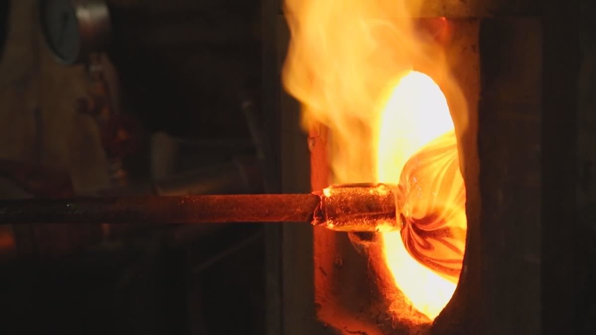 師傅頂著炙熱高溫只為成就玻璃藝術之作。