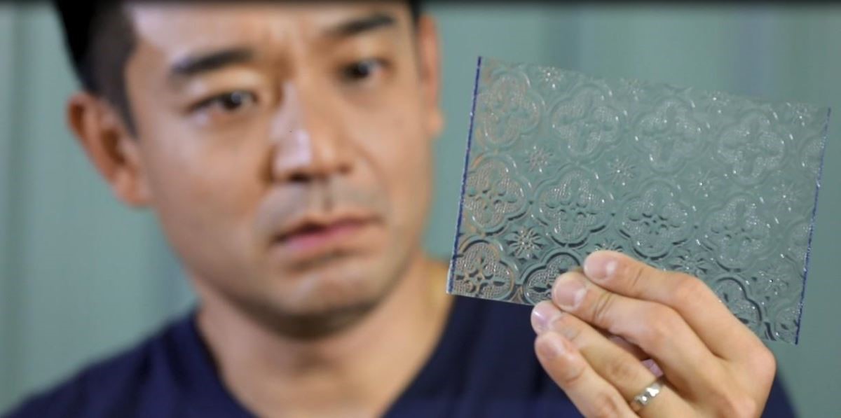 海棠花玻璃經過切割拼湊竟被賦予新一層價值意義。