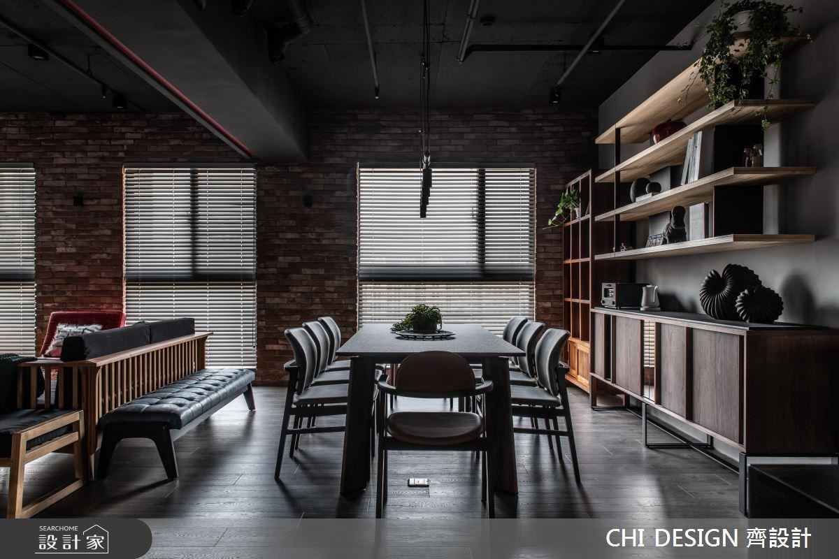 餐區透過巧妙陳設及精準配色，讓新舊家具交融產生和諧美感。