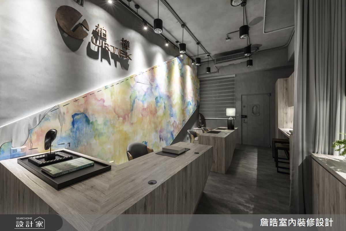 辦公空間的形象牆以色彩交織手法，勾勒空間藝術層次，更巧妙隱藏主臥推門，區隔公私領域。