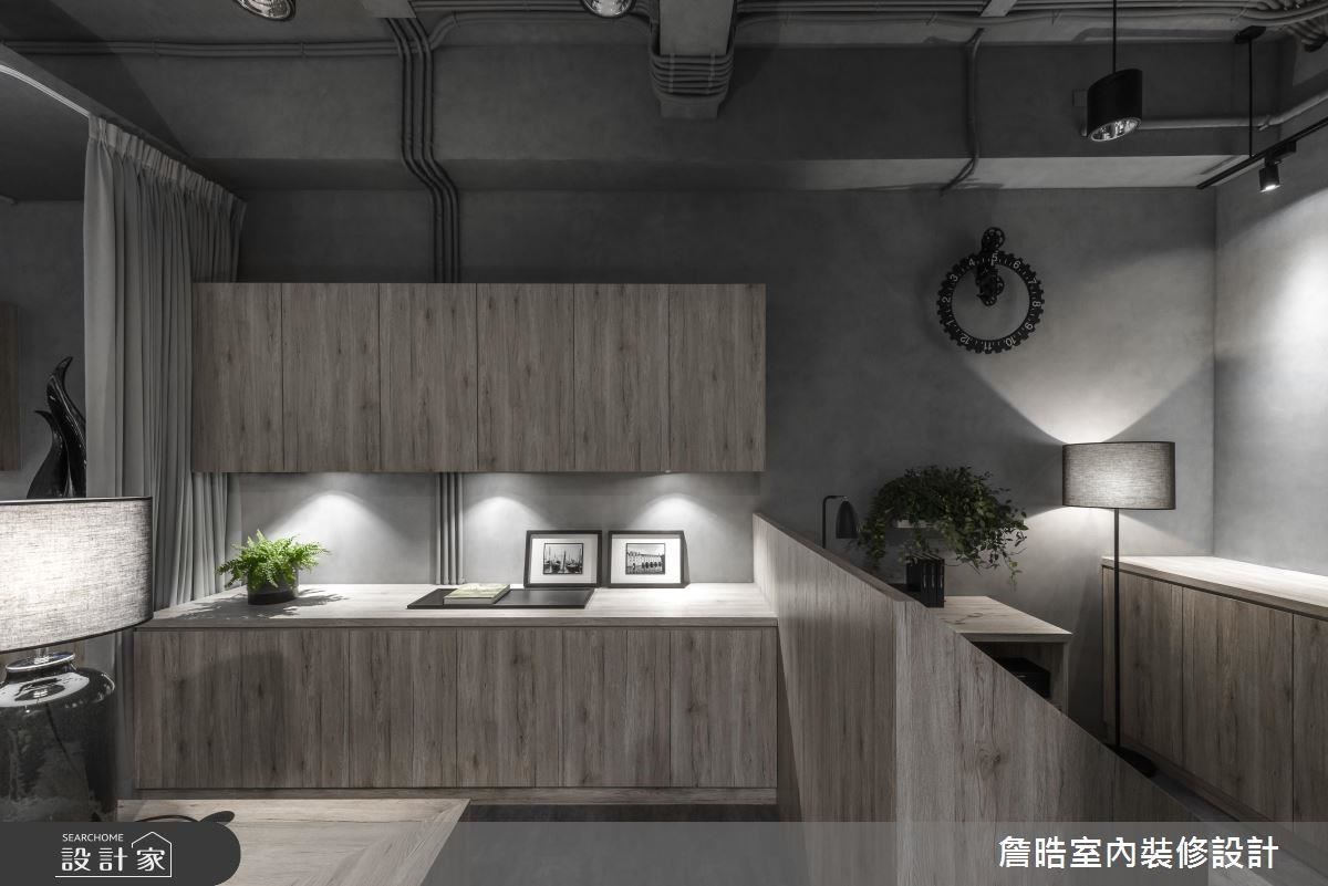 辦公空間運用牆面彙整櫃體，完善工作上的收納機能，同時滿足視覺一致性。