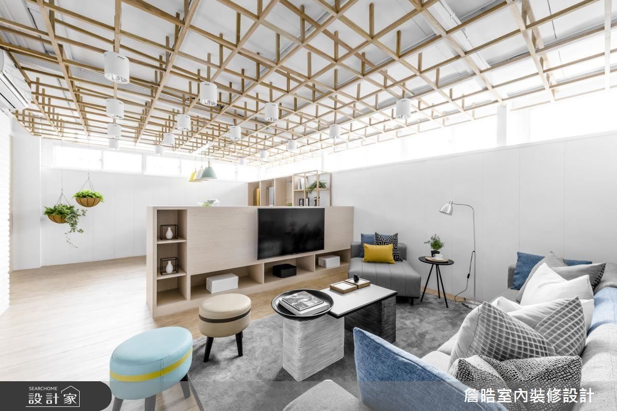 公領域利用半高電視櫃，劃分會議桌及沙發休憩區。