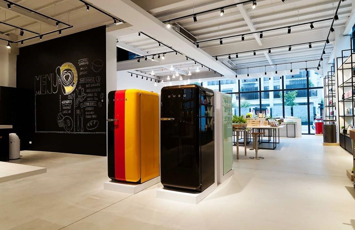 展示店面以寬廣格局提升消費者行進的流暢度，同時提升商品價值感。