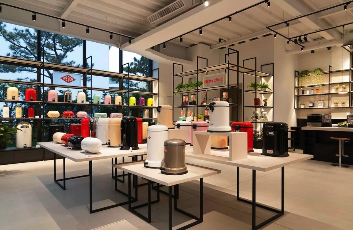 展示店面透過陳列的層次規劃，營造宛如藝廊的消費體驗。