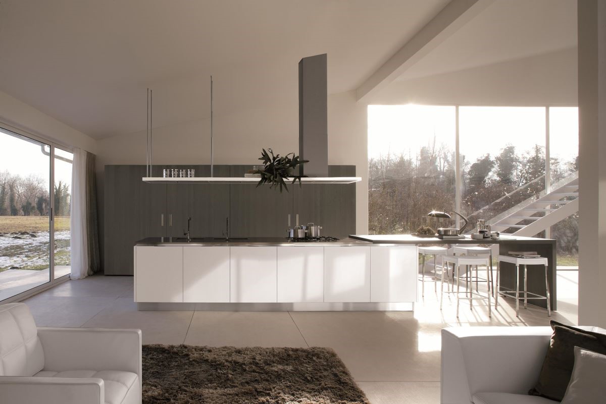 Falmec 義大利精品排油煙機以簡約線條外型，勾勒出空間的俐落質感。