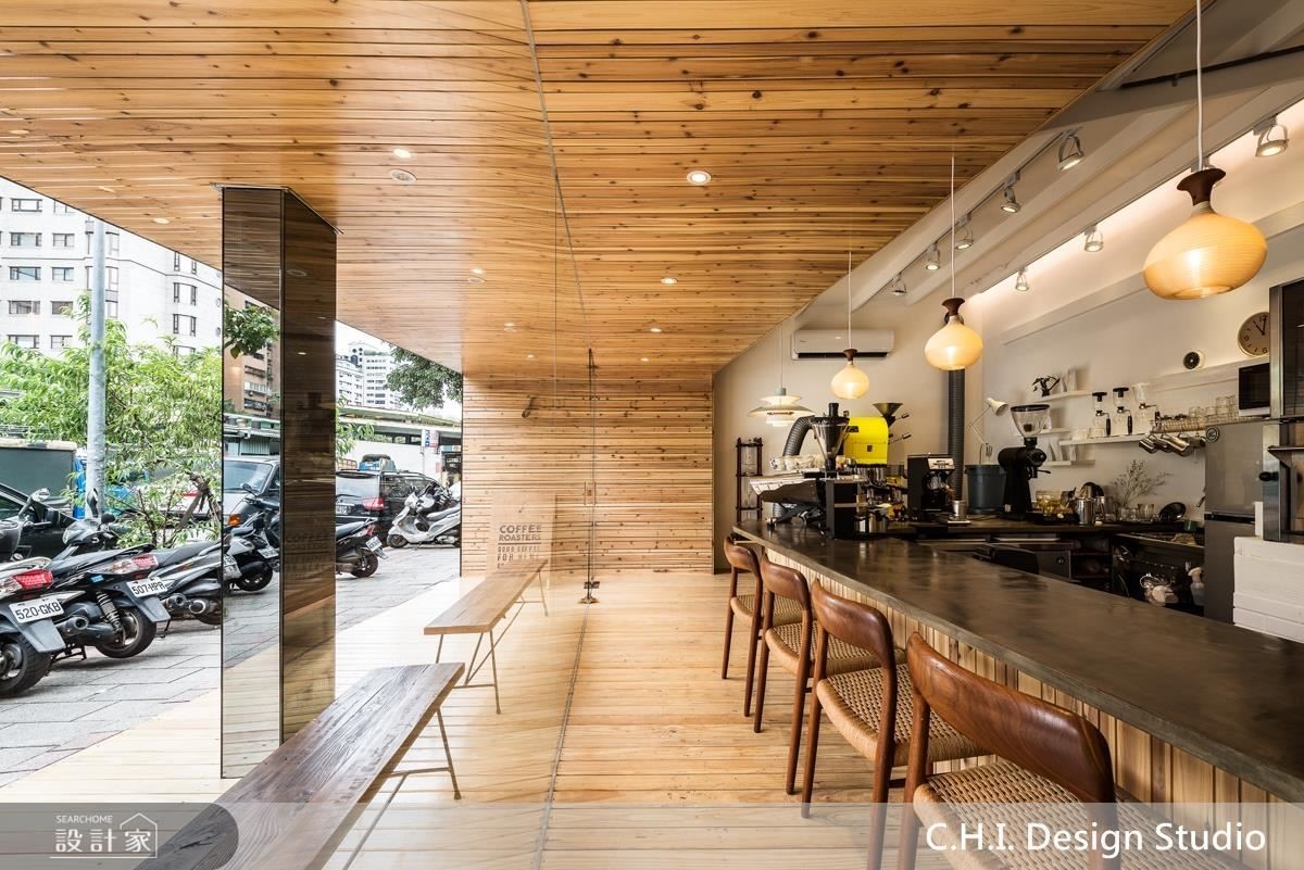 店門外的樑柱巧妙利用鏡面修飾，弱化壓迫視覺效果。