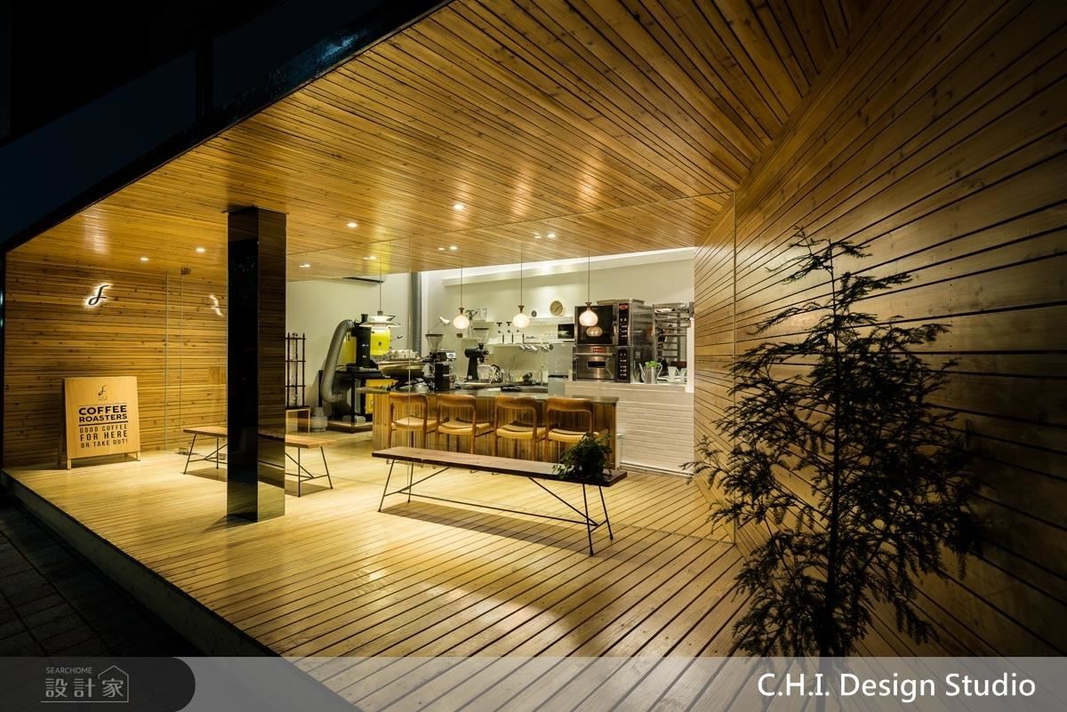 木材框體在夜晚光影的流動下，勾勒和煦而溫潤的氣息。