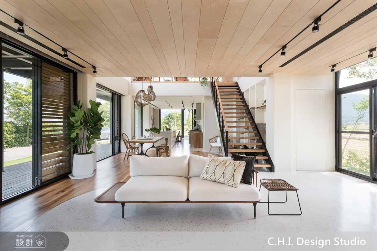 公領域以大面落地窗設計模糊內外分界，同時引光入室，型塑溫潤氛圍。