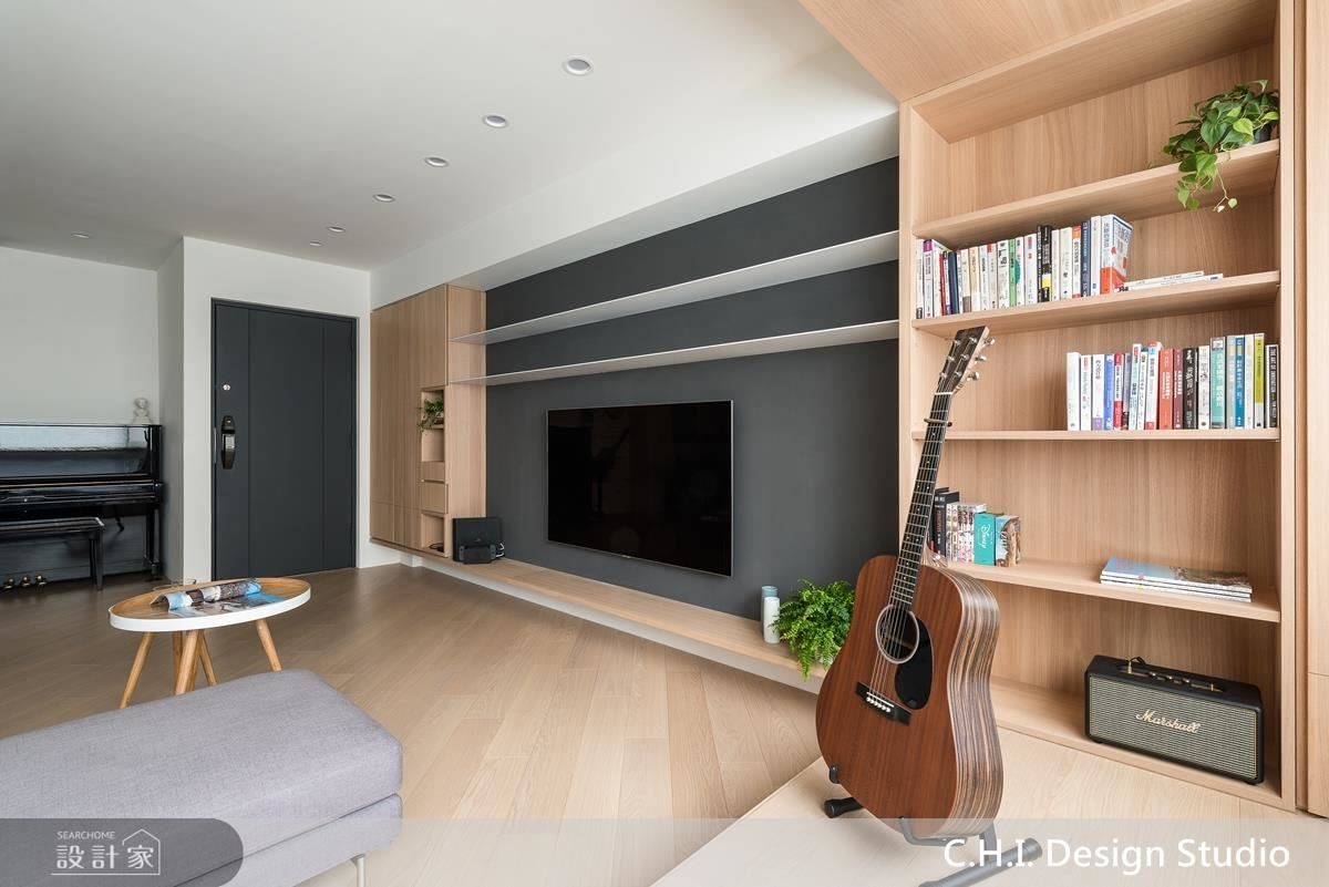 客廳電視牆結合層架櫃體設計，弱化上樑視覺感，更增加收納展示機能。