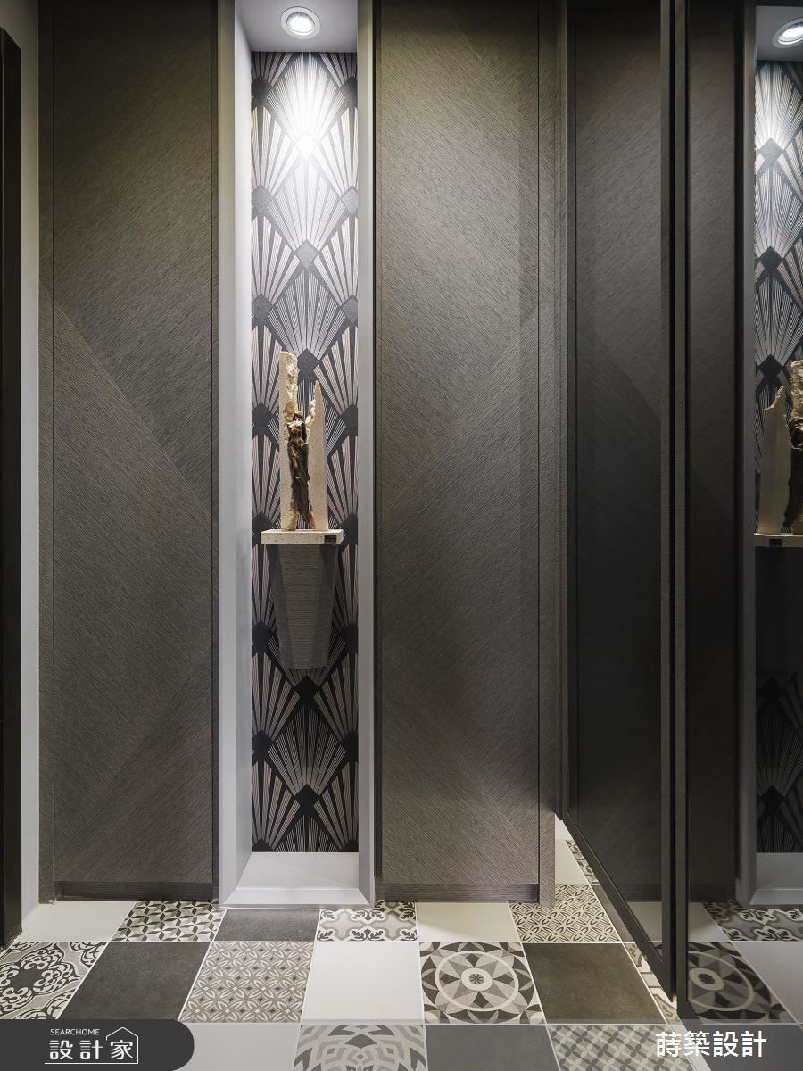 玄關地坪選用花磚拼貼，以細膩花紋傳達古典優雅意象。