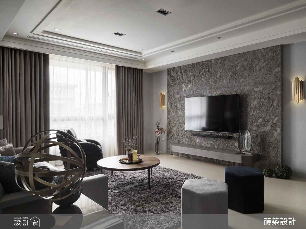 客廳電視牆採霧面透亮的光速銀河石材，以流動紋理塑造大器形象。