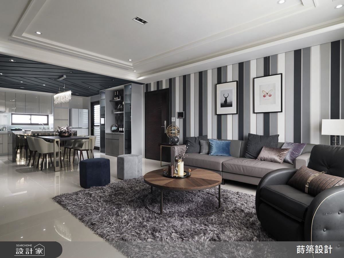 客廳壁面採交錯線條設計，營造俐落視覺層次。