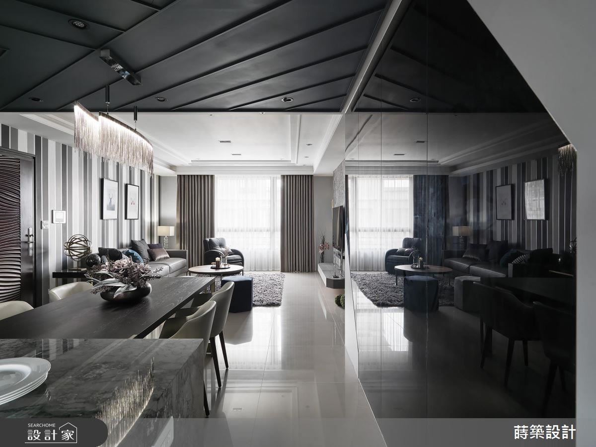 廚房天花以人字拼貼的黑色線板設計，烘托時尚簡約格調。
