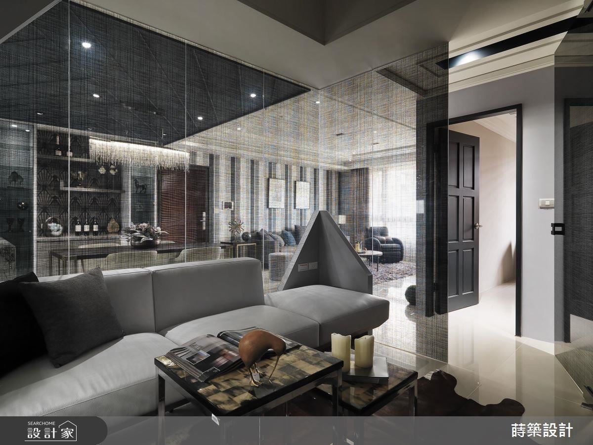 視聽室隔間以茶玻通透材質鋪陳，使無形中延伸空間視覺脈絡。