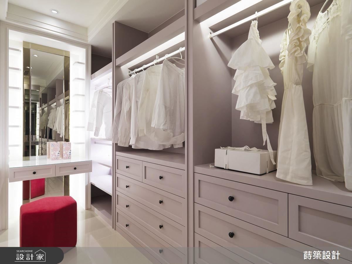 主臥更衣梳化間以藕粉色定調空間表情，勾勒居者浪漫情懷。