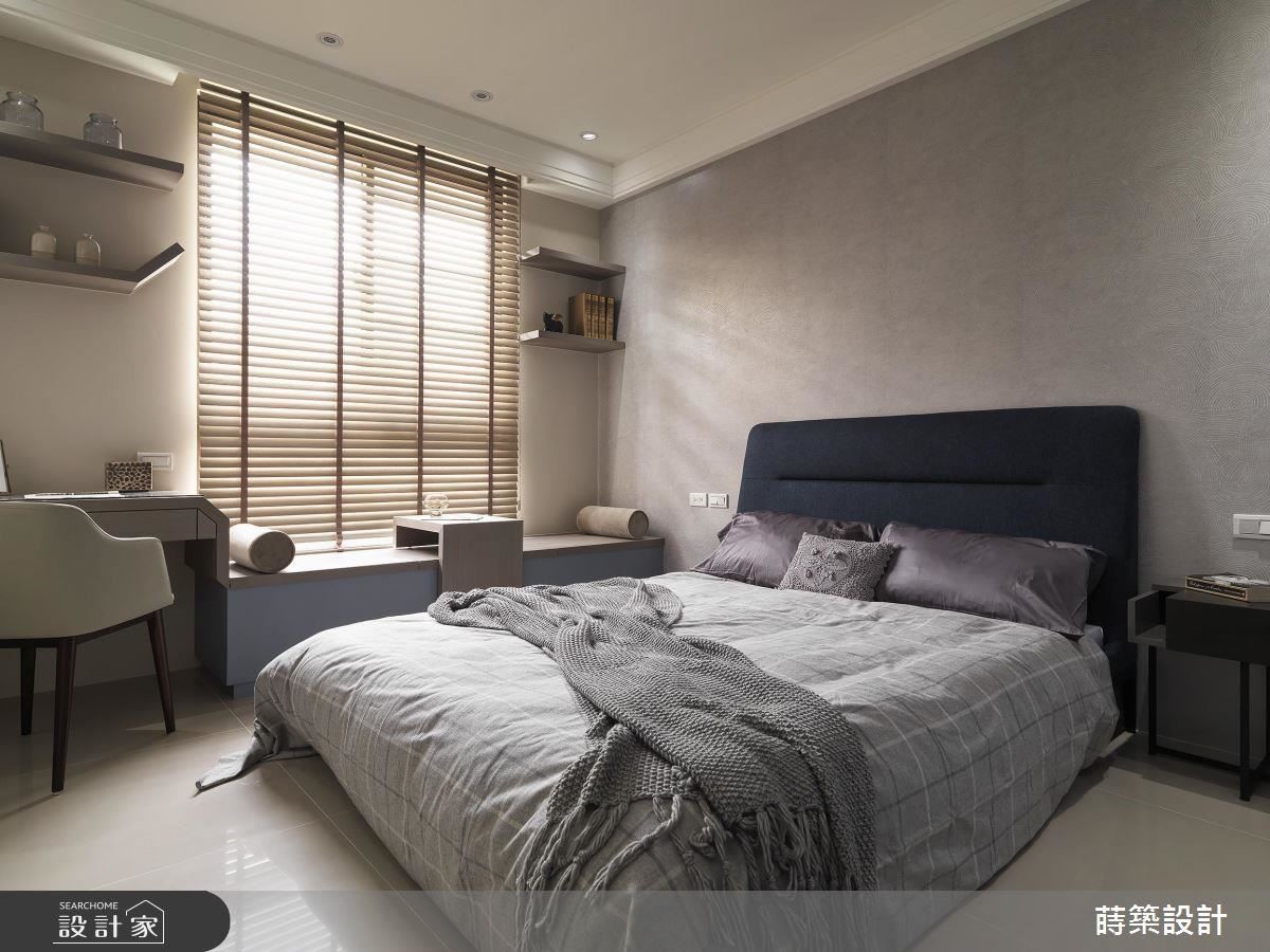 男孩房選以藍灰色定調空間個性，為居者型塑安穩而靜謐的休寢空間。