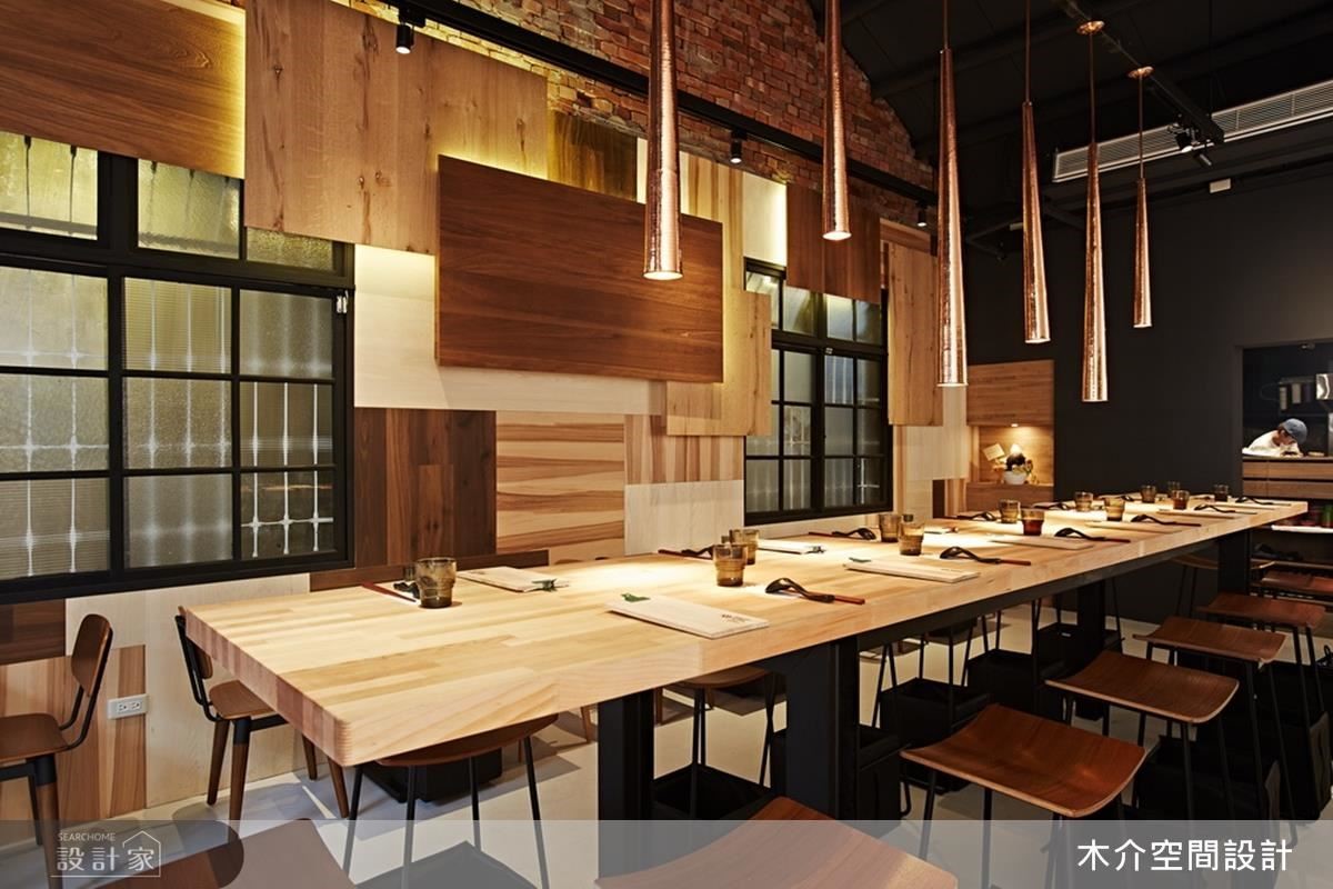 桌面上方以不同長度的垂吊銅燈點綴空間的現代精緻度。