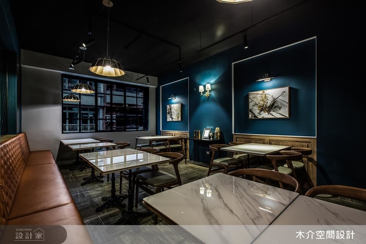 餐桌的石材紋理在金屬吊燈的照映下，彰顯出內斂狂放的空間性格。