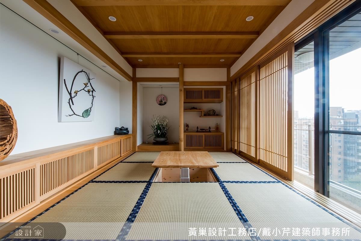 和室臥榻內嵌升降桌以符合親友聚會、下棋的機能需求,同時也成為訪客留宿的彈性空間。 和室臥榻內嵌升降桌以符合親友聚會、下棋的機能需求,同時也成為訪客留宿的彈性空間。
