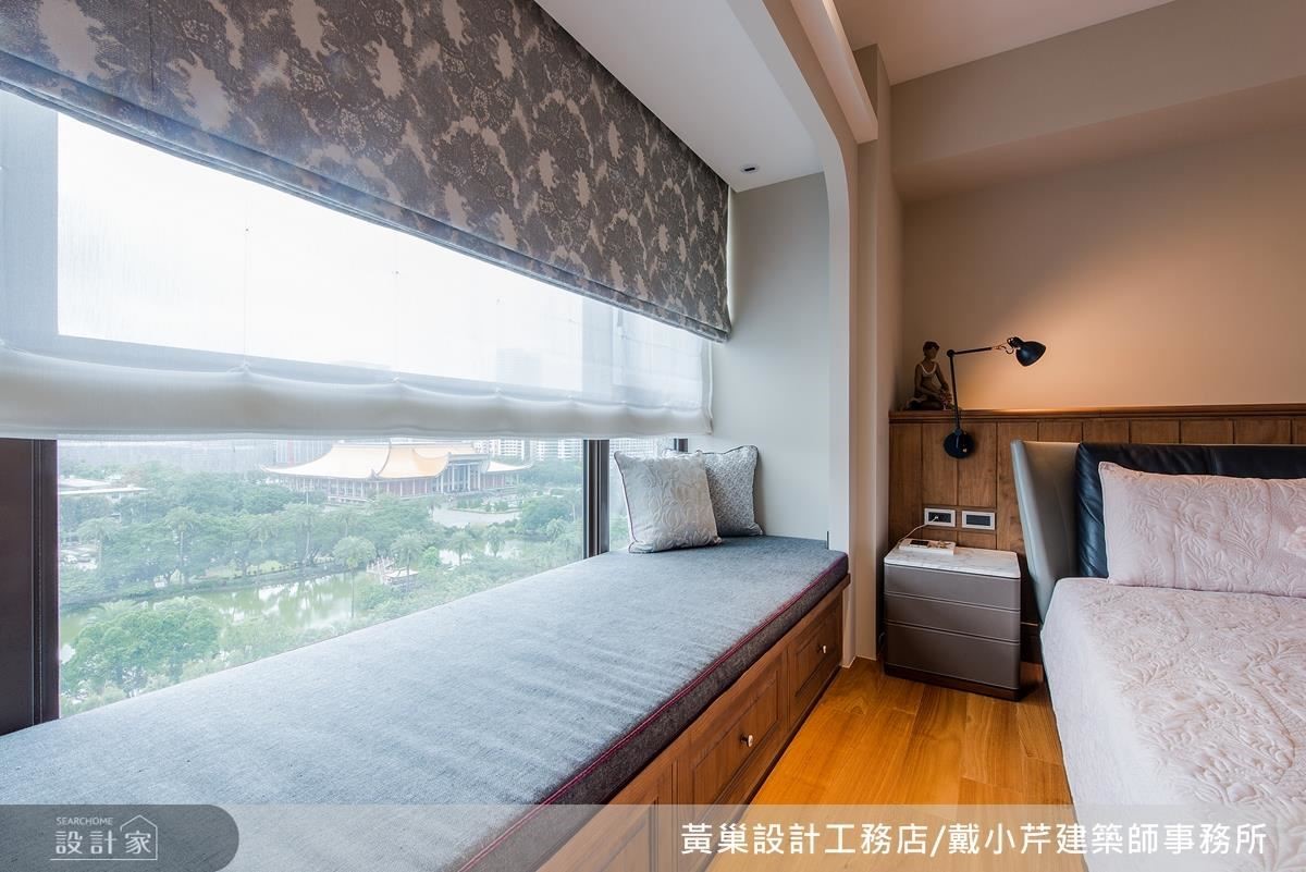 主臥床頭設計半高櫃體以延續木作溫潤質地,同時運用深淺色對比弱化樑柱視覺感。 主臥床頭設計半高櫃體以延續木作溫潤質地,同時運用深淺色對比弱化樑柱視覺感。