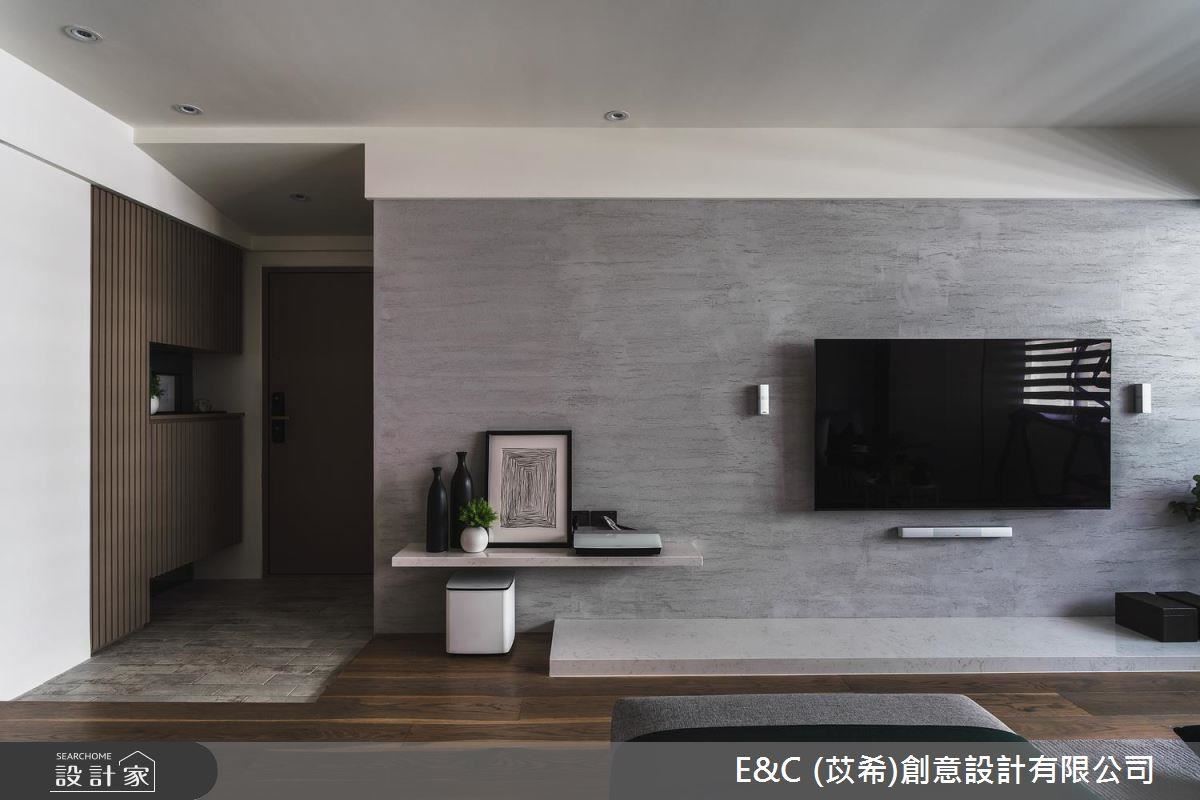 客廳電視牆不過度裝飾，以仿清水模漆譜畫出低奢的視覺層次感。