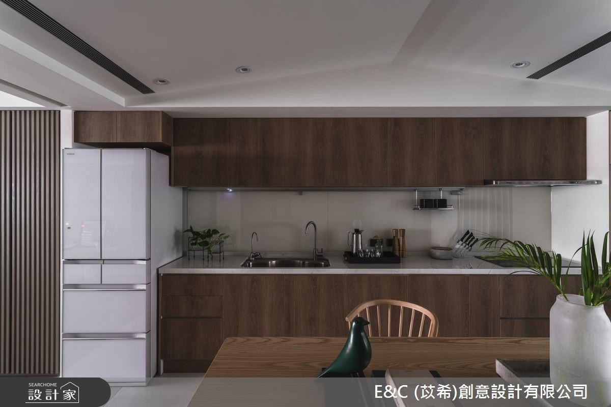 餐廳以深淺色木皮相互映襯，為空間挹注溫潤卻不失質感的空間表情。
