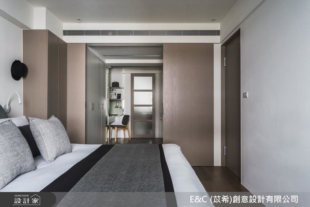 主臥色彩藉由灰色調性，譜畫出沉穩舒適的睡眠場域。