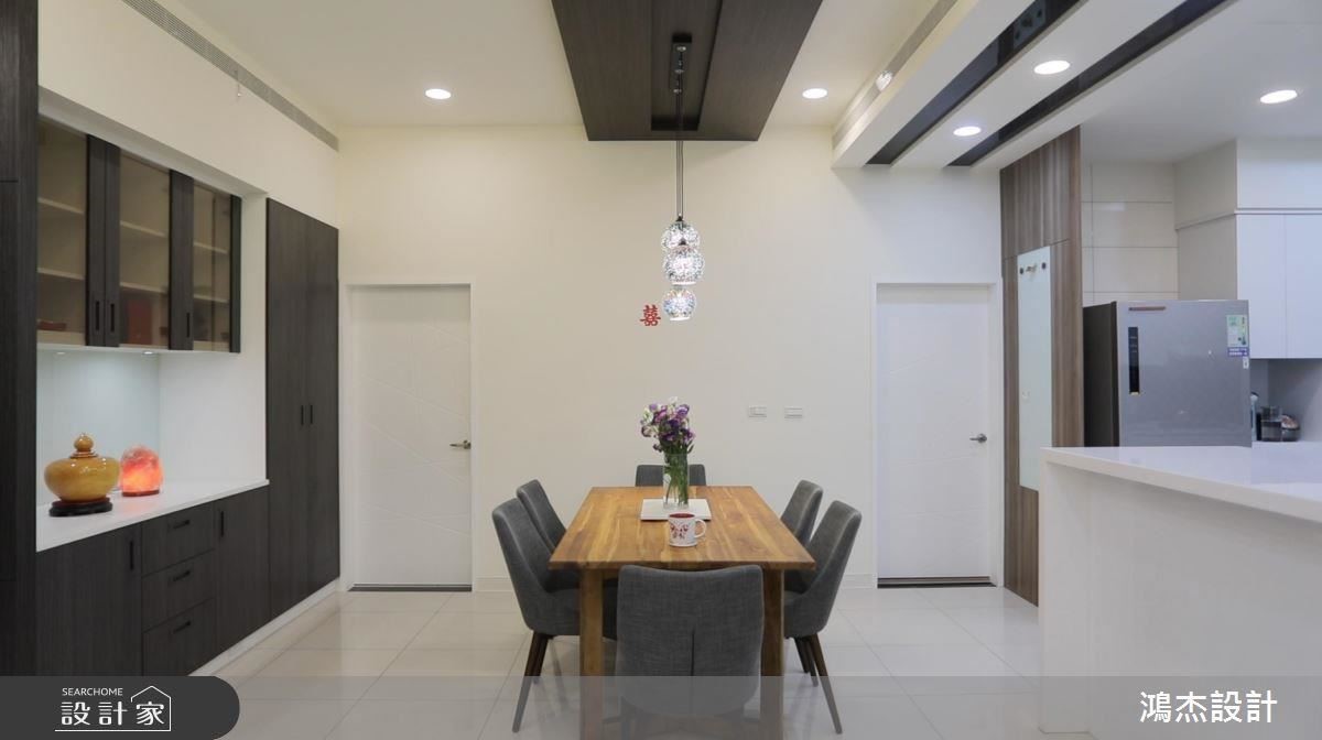 餐廳天花以深色框體結合造型吊燈,凝聚視覺焦點。 餐廳天花以深色框體結合造型吊燈,凝聚視覺焦點。