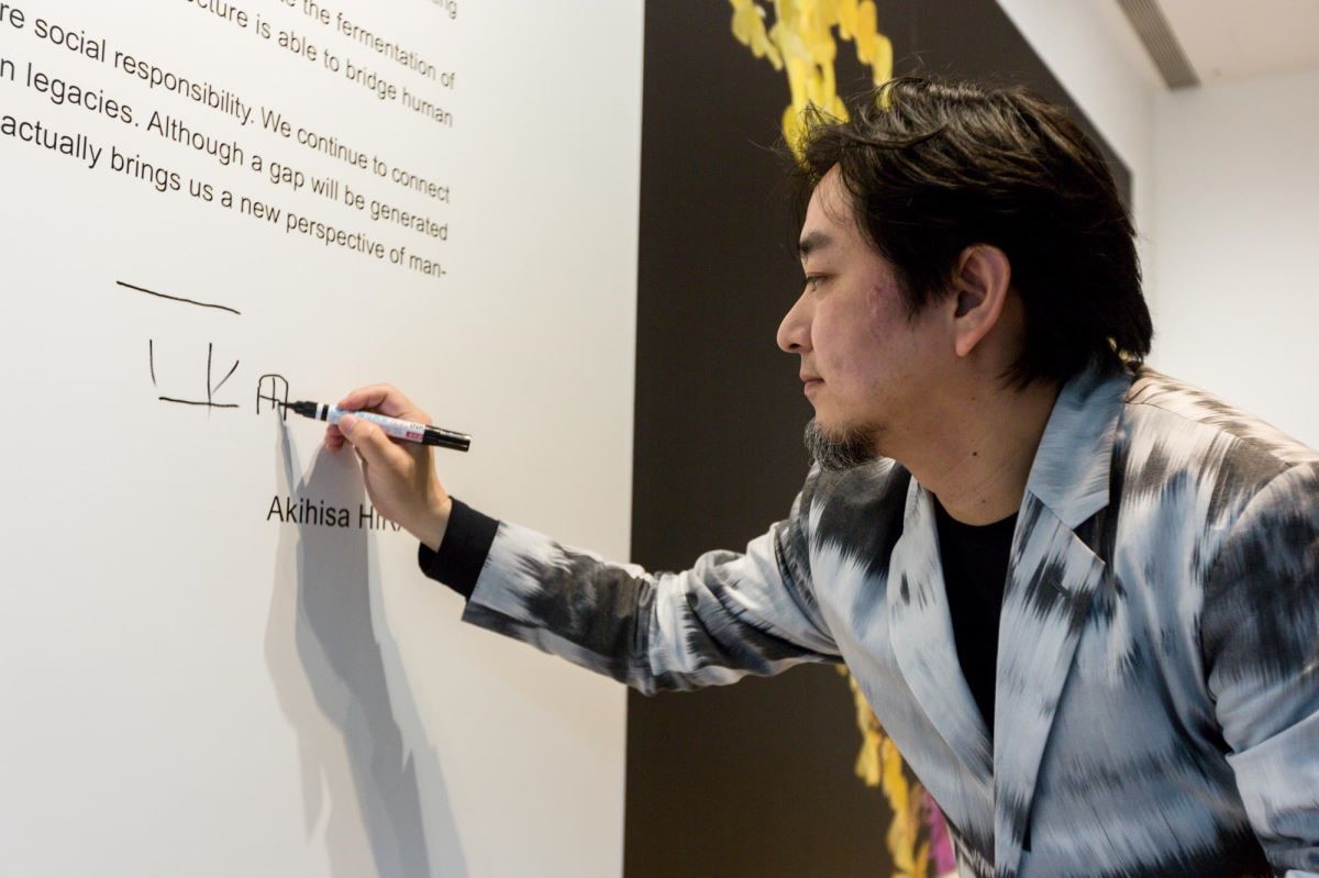 平田晃久建築師在「人間自然」建築展現場簽名。 平田晃久建築師在「人間自然」建築展現場簽名。