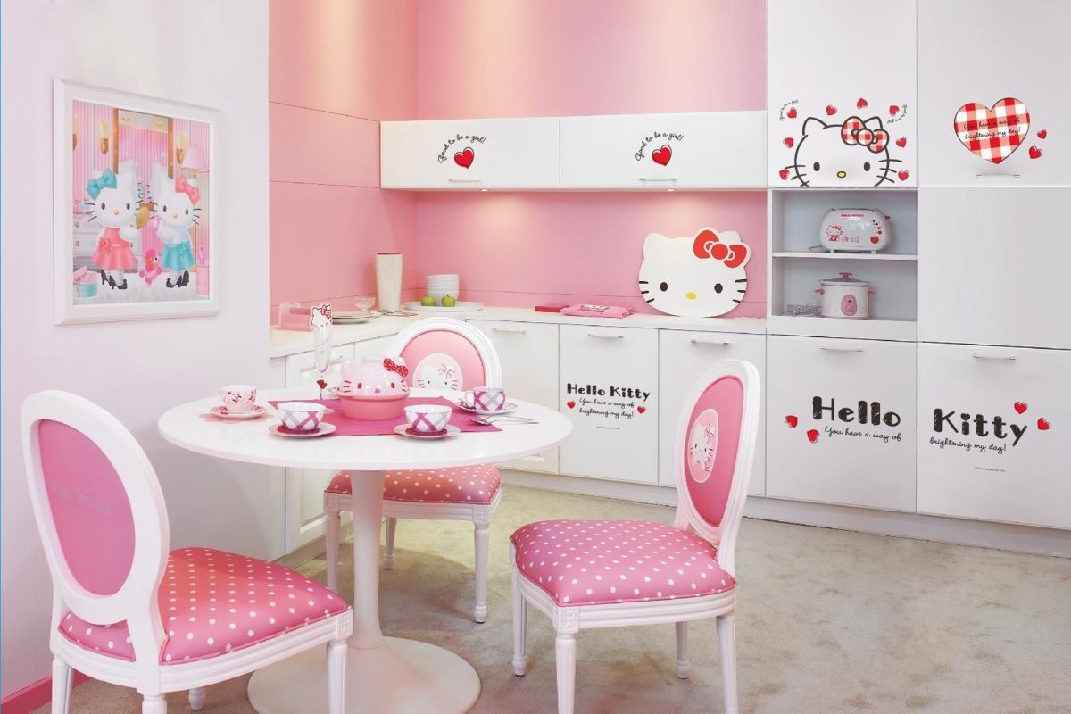 格紋系列:冒出頭來的 Hello Kitty,身邊充滿著溫暖的愛心,就像隨時要給您一個小驚喜,讓您的生活總是充滿好運。 格紋系列:冒出頭來的 Hello Kitty,身邊充滿著溫暖的愛心,就像隨時要給您一個小驚喜,讓您的生活總是充滿好運。
