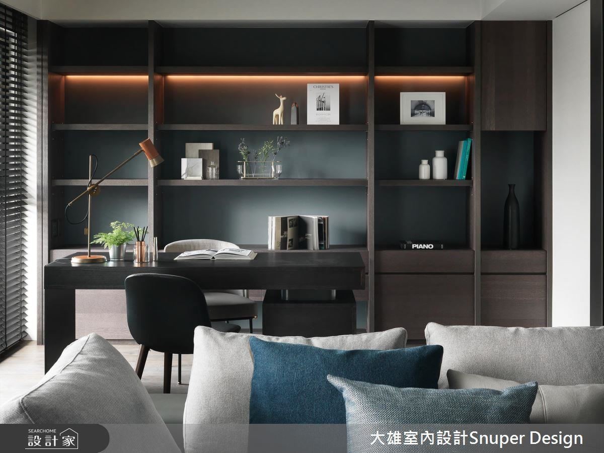 書房規劃大面書櫃，滿足男屋主工作需求，並鋪設木質調，烘托沉穩自在感受。