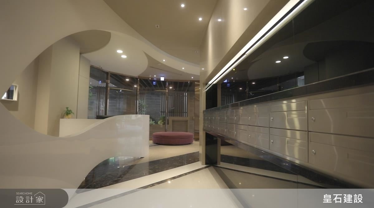 如雕塑的流動線條由建築外觀貫穿到大廳天花板,延續至櫃檯型塑出氣宇非凡的空間層次,營造回家如空氣流動般的自在舒暢。 如雕塑的流動線條由建築外觀貫穿到大廳天花板,延續至櫃檯型塑出氣宇非凡的空間層次,營造回家如空氣流動般的自在舒暢。