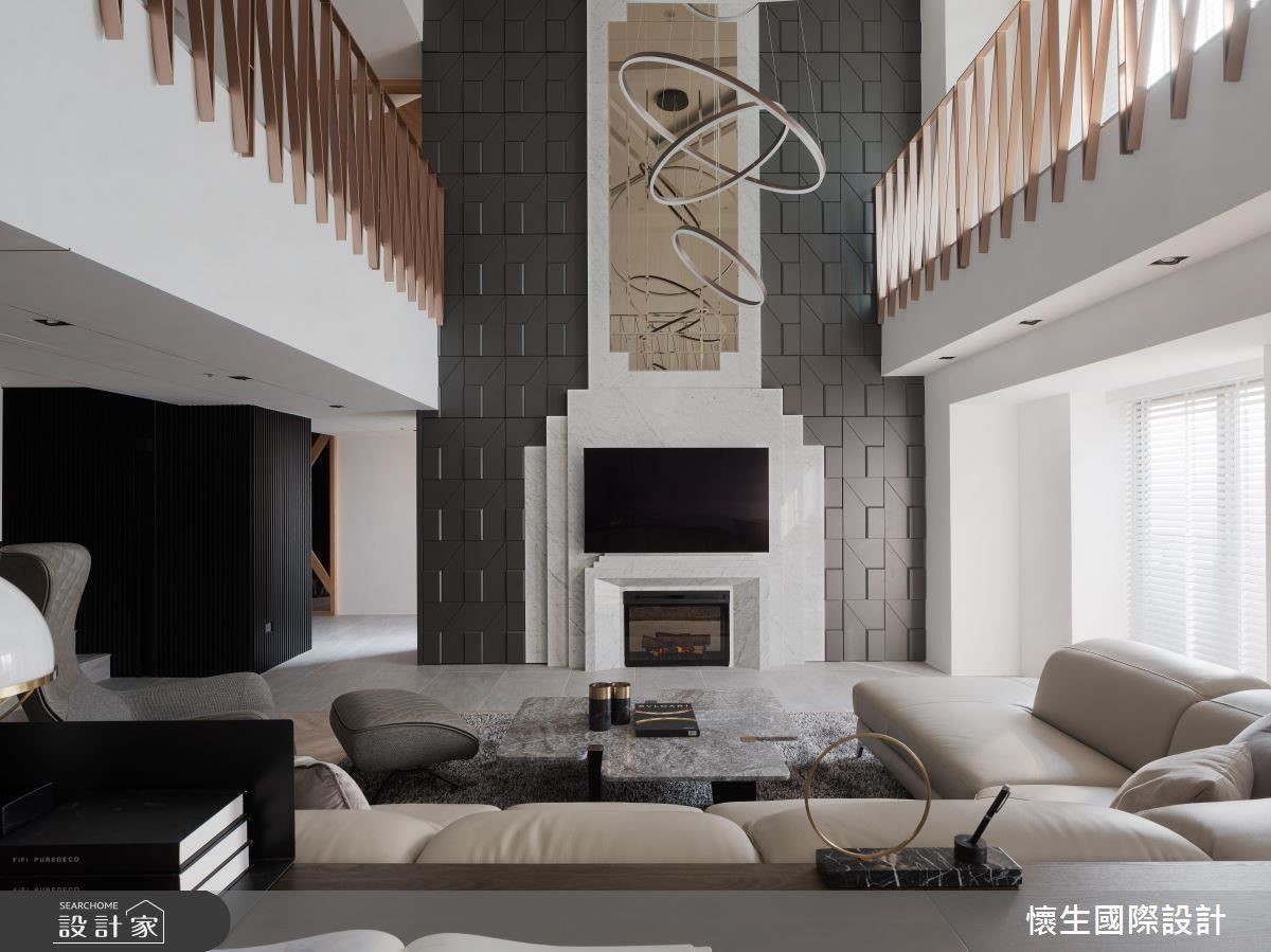 挑高電視牆兩側皆設計為隱藏收納空間,在無形之間創造海量收納空間。 挑高電視牆兩側皆設計為隱藏收納空間,在無形之間創造海量收納空間。