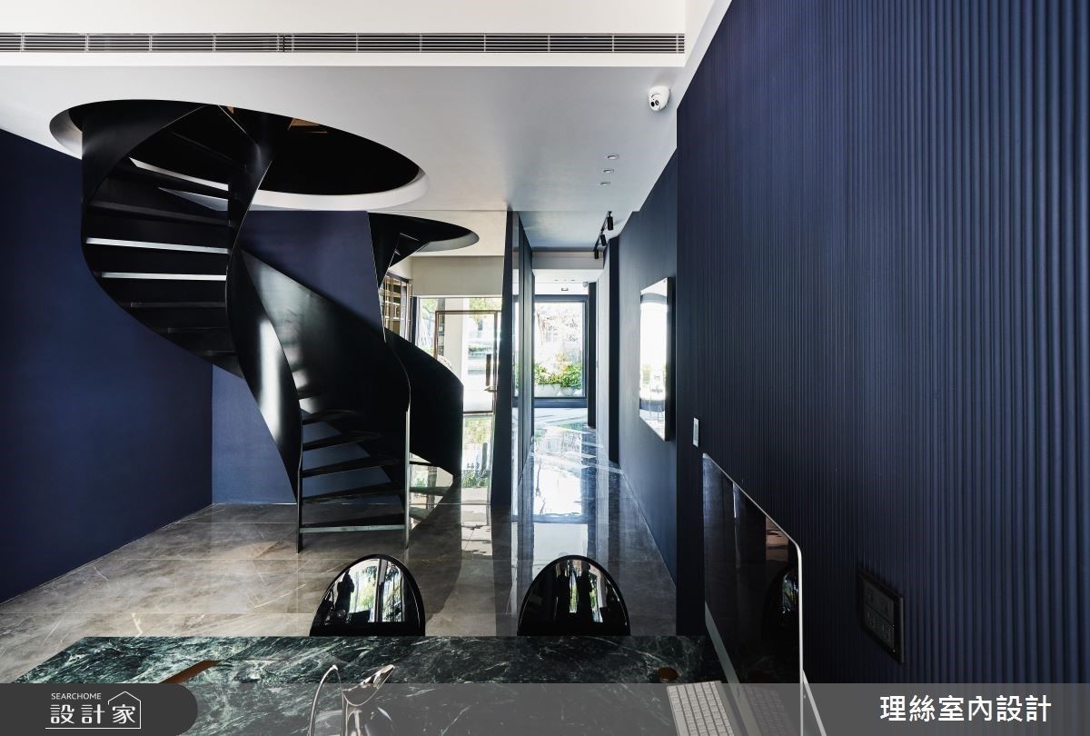 1F 因屋高條件佳，選用深色系打造低調簡約質感品味空間。