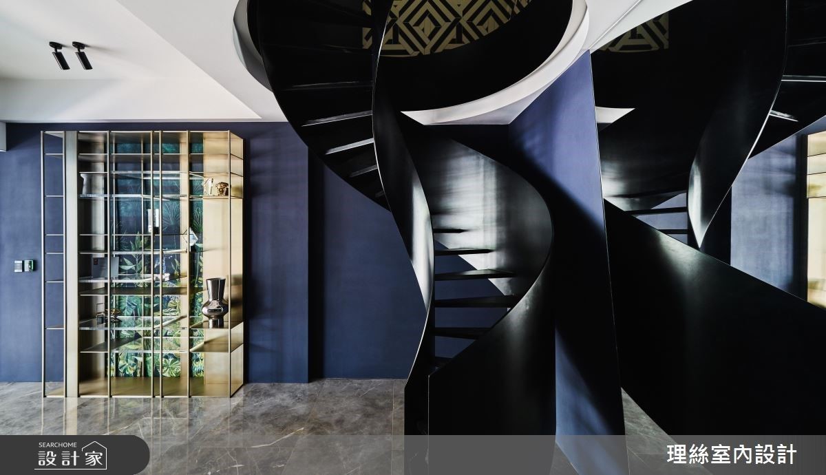 為實現夢幻旋轉樓梯，以流線一體成型量體克服老屋結構限制。