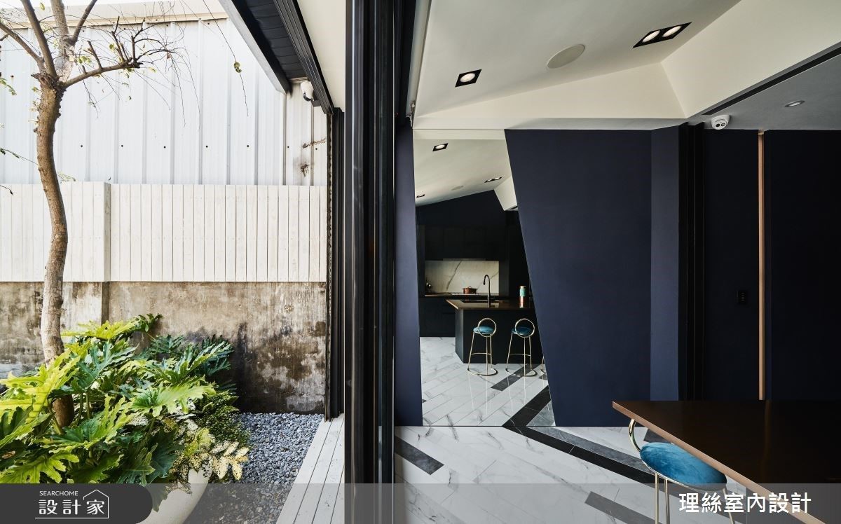 1F 後區庭院打造綠意造景，透過玻璃營造整體空間延伸放大效果。