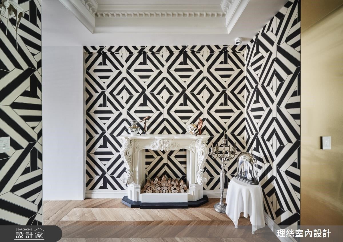 接待區壁面選用視覺對比強烈壁紙，型塑夢幻般空間氛圍。