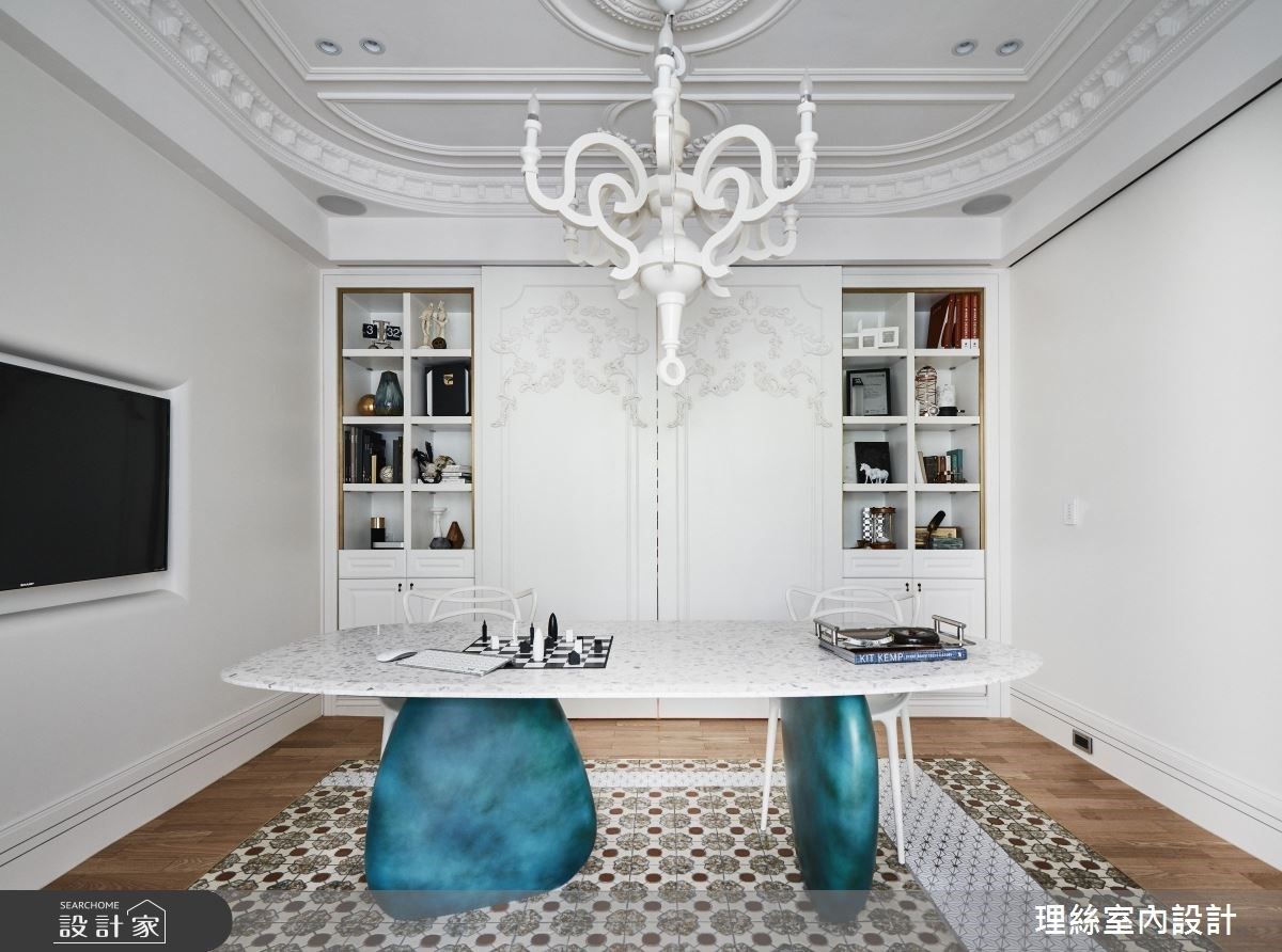 2F 保留老屋原始花磚拼接小白磚，如地毯式呈現增加空間趣味性。