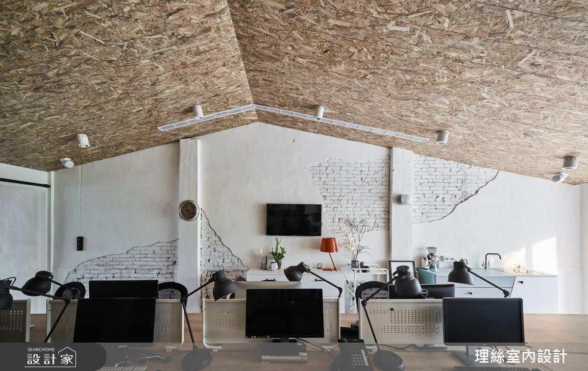 3F 辦公空間保留斜天花優勢，更運用較深木色材質肌理成就空間焦點。