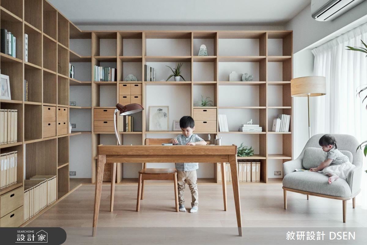 樓下的主臥化身成為書房,並配置大面積書櫃,享有大容量的收納機能。 樓下的主臥化身成為書房,並配置大面積書櫃,享有大容量的收納機能。