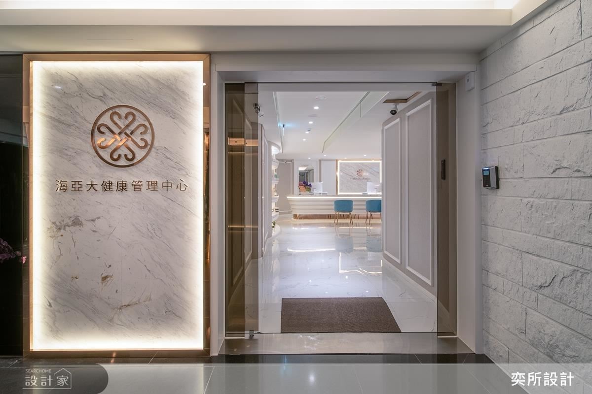 視覺形象牆以鍍鈦妝點天然石材，展現品牌精神與精緻質感。