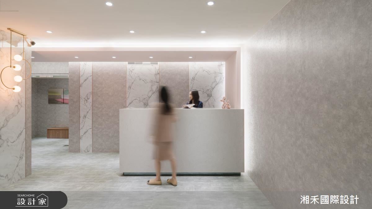 全室壁面選搭牡丹粉壁紙,細膩的金屬光澤為整體氛圍襲來內斂奢華氣息。 全室壁面選搭牡丹粉壁紙,細膩的金屬光澤為整體氛圍襲來內斂奢華氣息。