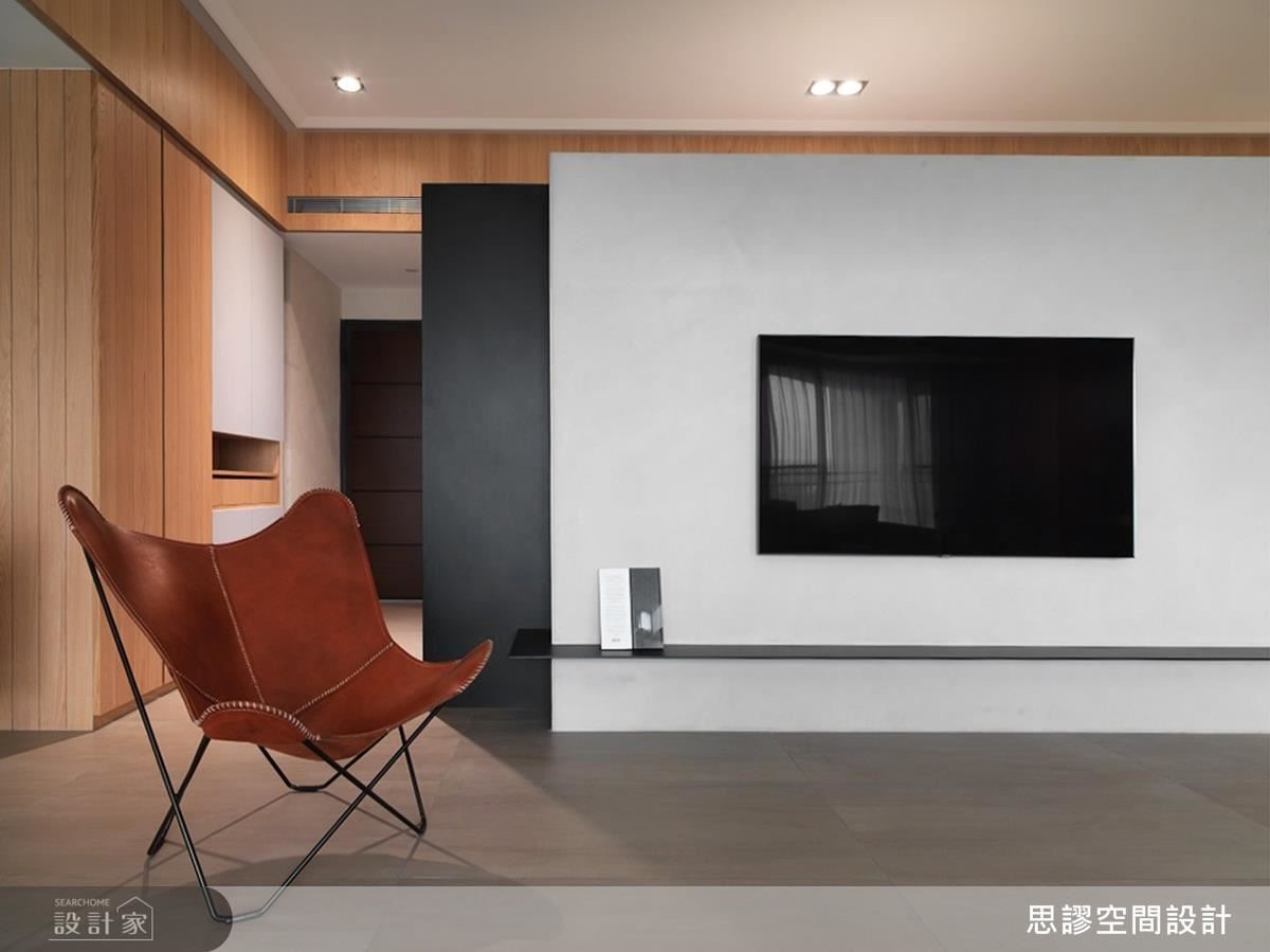 客廳以木色渲染整體自然、溫潤情懷,更以框面造型圍塑,和諧融樑柱於美感之中。 客廳以木色渲染整體自然、溫潤情懷,更以框面造型圍塑,和諧融樑柱於美感之中。