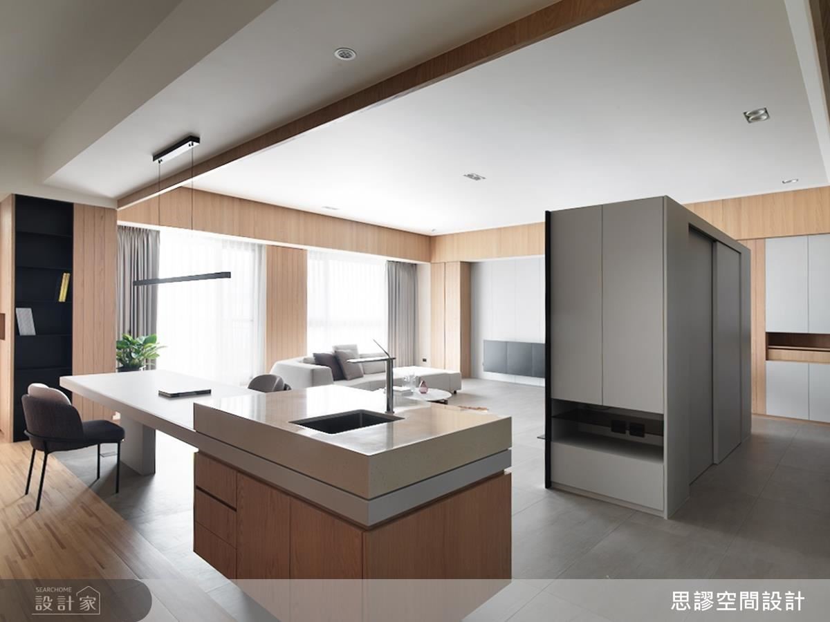 客廳電視牆後複合大尺度儲藏空間,體貼屋主置放行李箱、家電等收納需求。 客廳電視牆後複合大尺度儲藏空間,體貼屋主置放行李箱、家電等收納需求。