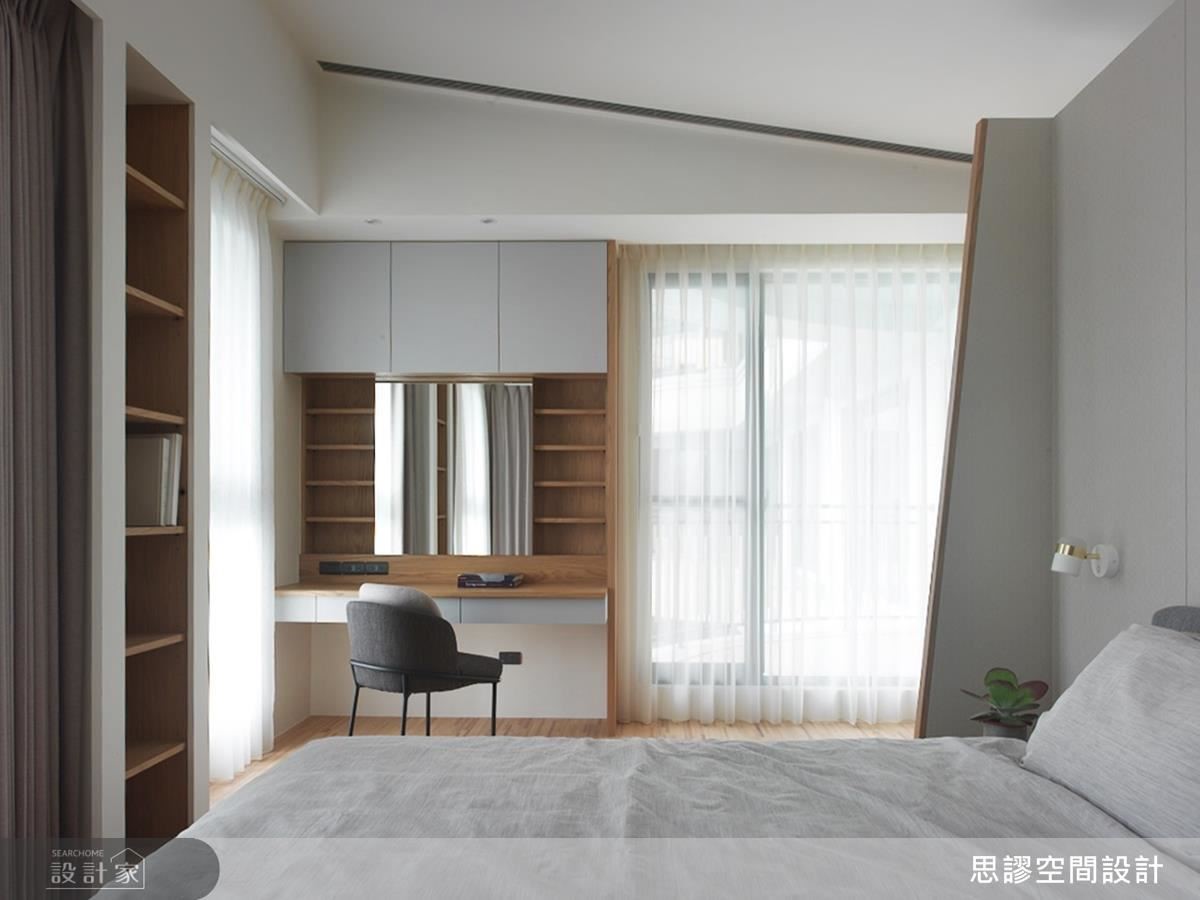 主臥運用空間面向規劃梳妝區,並以輕淺色調為休憩臥房締造迷人舒適情懷。 主臥運用空間面向規劃梳妝區,並以輕淺色調為休憩臥房締造迷人舒適情懷。